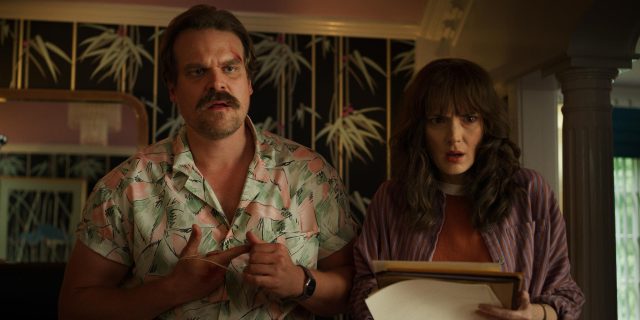 Stranger-Things-3-cast-Winona-and-Hopper